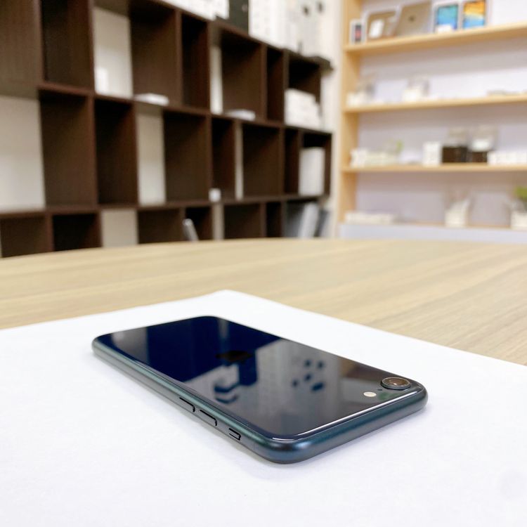 iPhone SE ��3���� 64GB �ߥåɥʥ��� �Хåƥ꡼ 87% ������ SIM�ե꡼
