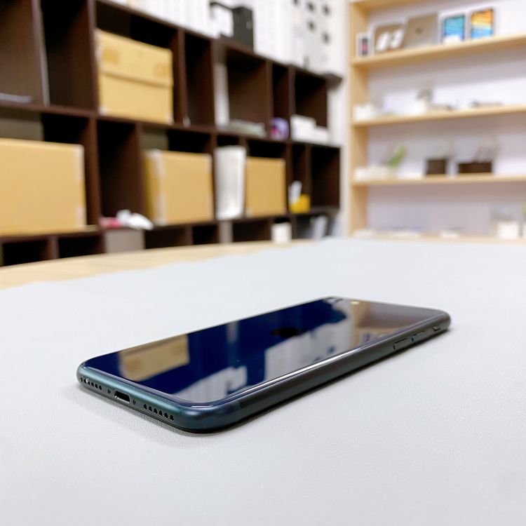 iPhone SE ��3���� 64GB �ߥåɥʥ��� �Хåƥ꡼ 86% ������ SIM�ե꡼