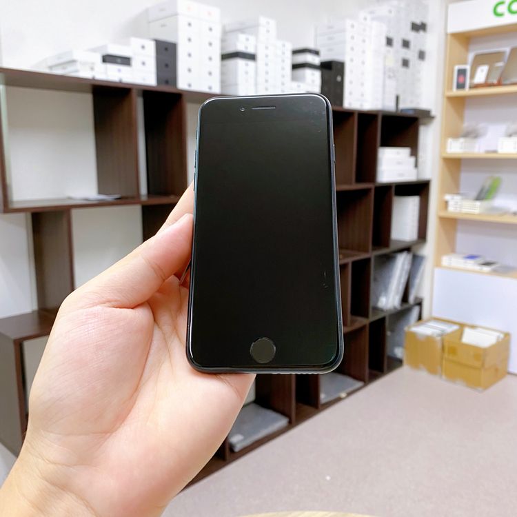 iPhone SE ��3���� 64GB �ߥåɥʥ��� �Хåƥ꡼ 93% ������ SIM�ե꡼