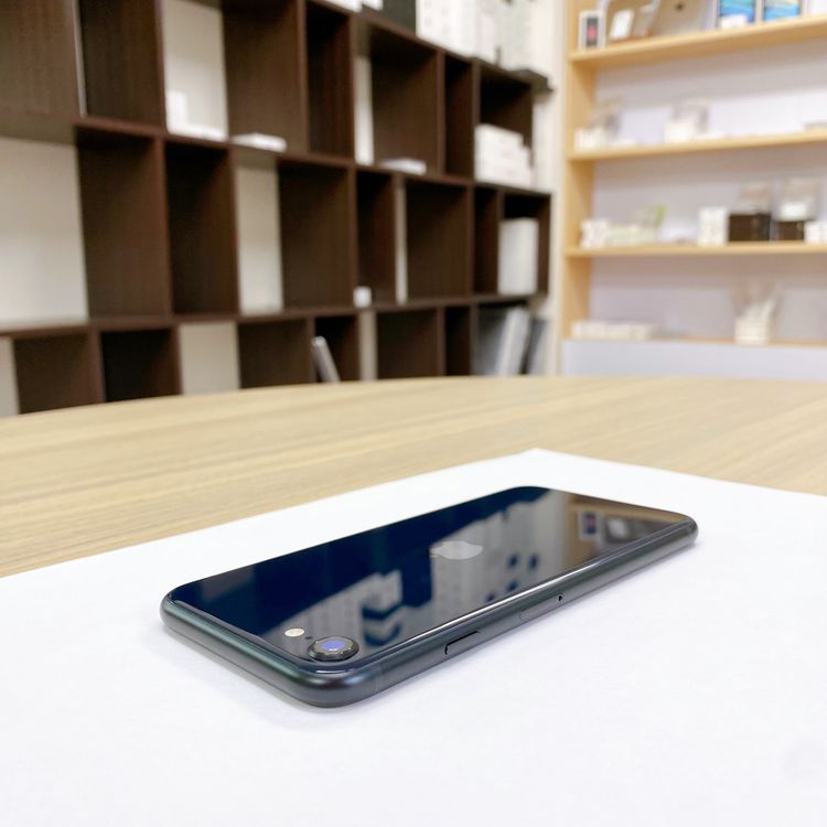 iPhone SE ��3���� 64GB �ߥåɥʥ��� �Хåƥ꡼ 94% ������ SIM�ե꡼