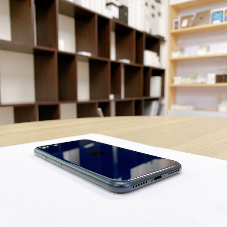 iPhone SE ��3���� 64GB �ߥåɥʥ��� �Хåƥ꡼ 97% ������ SIM�ե꡼