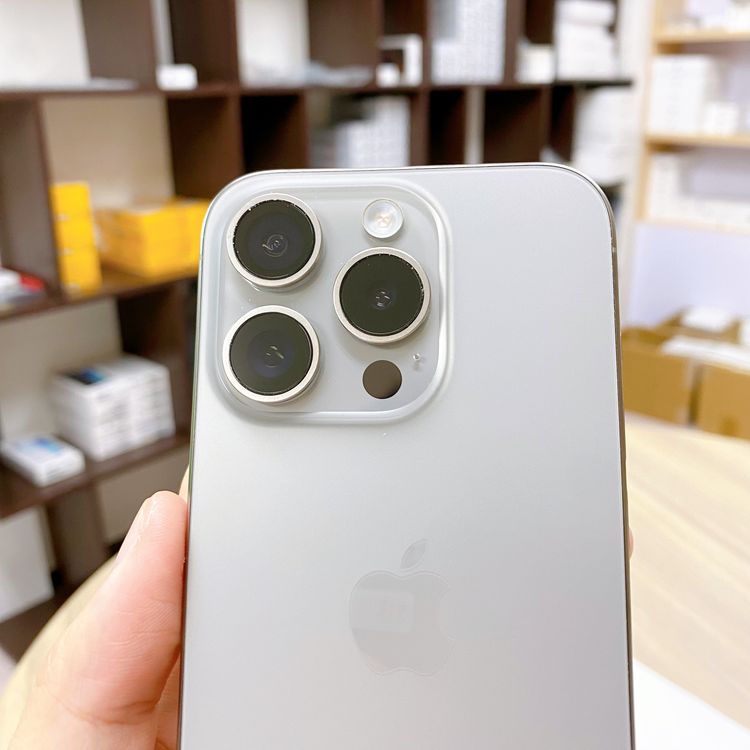 iPhone 15 Pro 256GB �ʥ����� �Хåƥ꡼ 86% ������ SIM�ե꡼