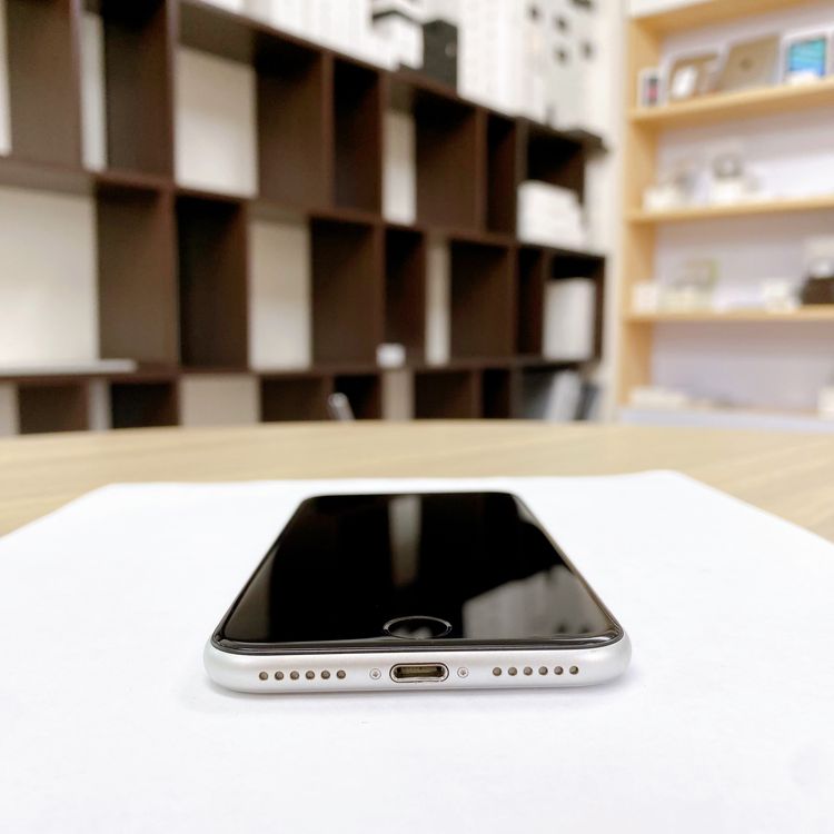 iPhone SE ��2���� 64GB �ۥ磻�� �Хåƥ꡼ 86% ������ SIM�ե꡼