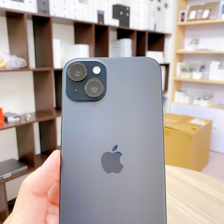 iPhone 15 Plus 128GB �֥�å� �Хåƥ꡼ 94% ������ SIM�ե꡼