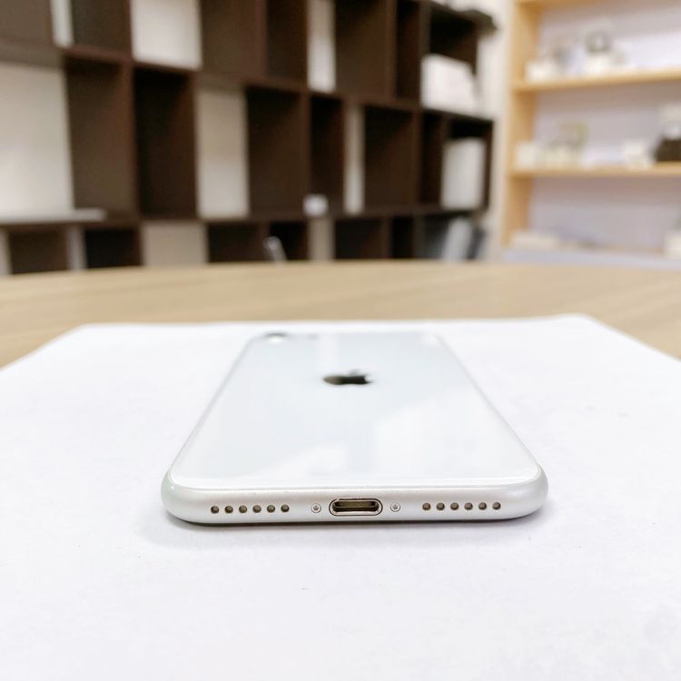 iPhone SE ��2���� 64GB �ۥ磻�� �Хåƥ꡼ 86% ������ SIM�ե꡼