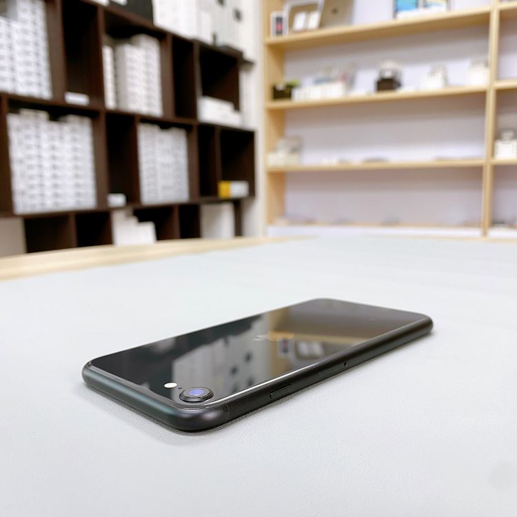 iPhone SE ��2���� 64GB �֥�å� �Хåƥ꡼ 100% ������ SIM�ե꡼