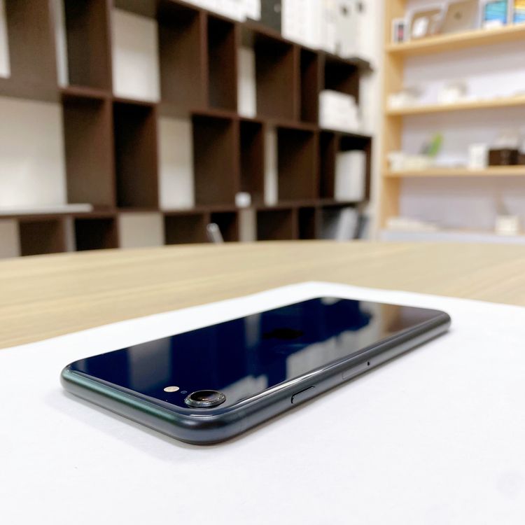 iPhone SE ��3���� 64GB �ߥåɥʥ��� �Хåƥ꡼ 89% ������ SIM�ե꡼