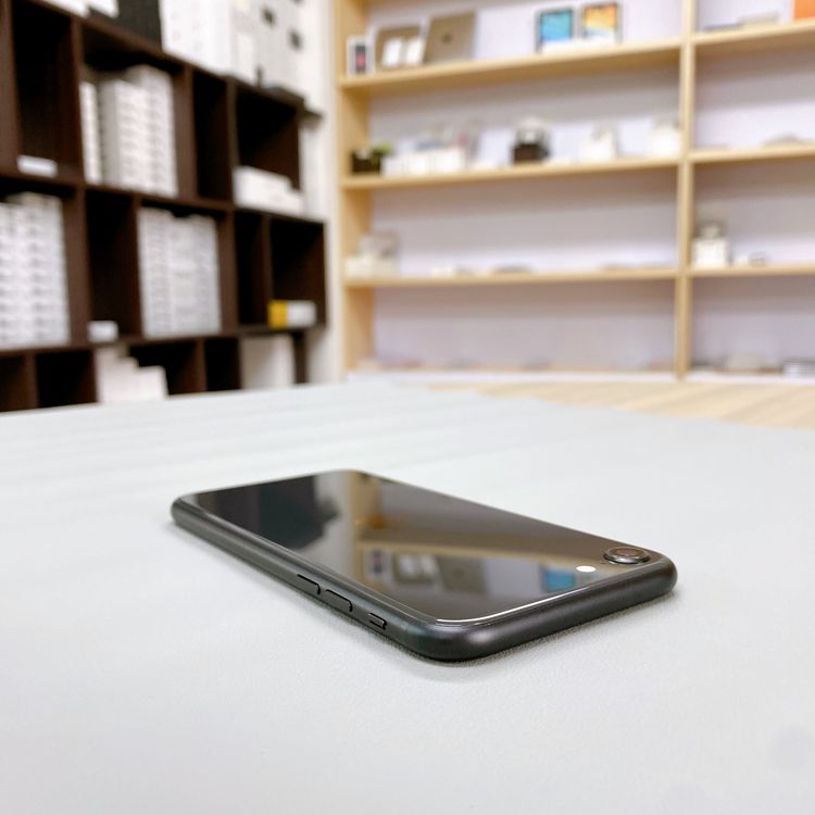 iPhone SE ��2���� 64GB �֥�å� �Хåƥ꡼ 100% ������ SIM�ե꡼