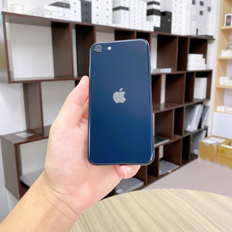 iPhone SE ��3���� 128GB �ߥåɥʥ��� �Хåƥ꡼ 76% ������ SIM�ե꡼