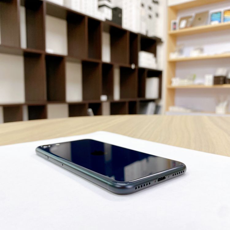 iPhone SE ��3���� 64GB �ߥåɥʥ��� �Хåƥ꡼ 94% ������ SIM�ե꡼