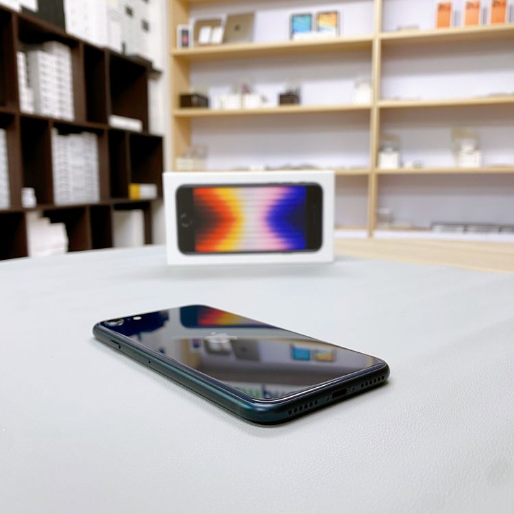 iPhone SE ��3���� 64GB �ߥåɥʥ��� �Хåƥ꡼ 100% ������ SIM�ե꡼