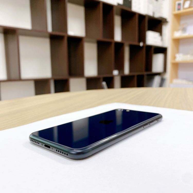 iPhone SE ��3���� 64GB �ߥåɥʥ��� �Хåƥ꡼ 94% ������ SIM�ե꡼