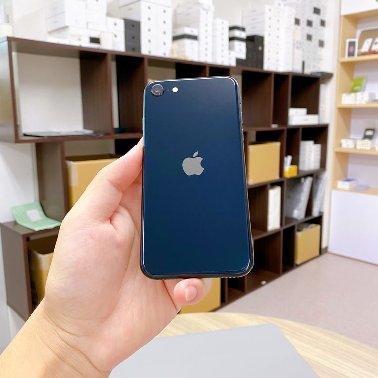 iPhone SE ��3���� 64GB �ߥåɥʥ��� �Хåƥ꡼ 99% ������ SIM�ե꡼