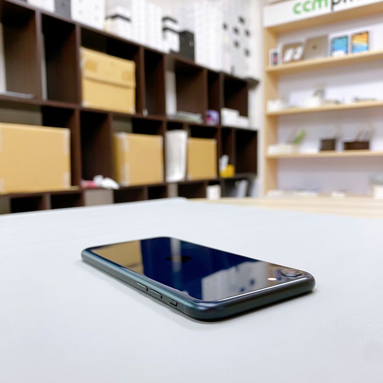 iPhone SE ��3���� 64GB �ߥåɥʥ��� �Хåƥ꡼ 95% ������ SIM�ե꡼