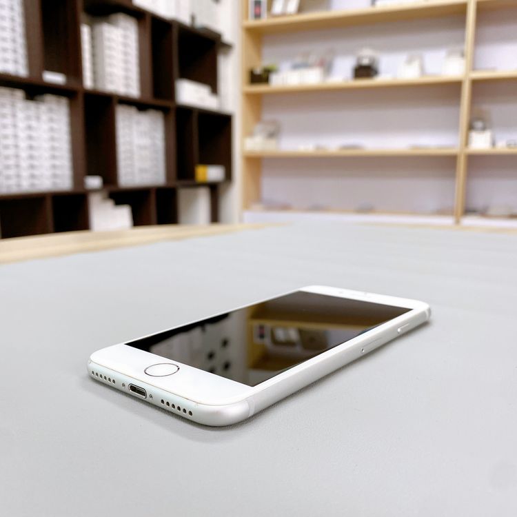 iPhone 8 64GB ����С� �Хåƥ꡼ 100% ������ SIM�ե꡼