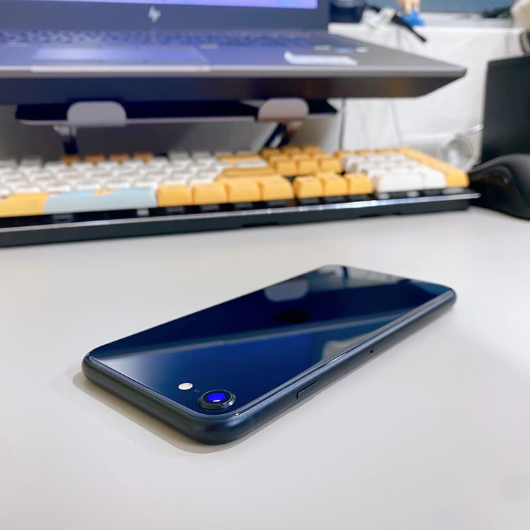 iPhone SE ��3���� 64GB �ߥåɥʥ��� �Хåƥ꡼ 99% ������ SIM�ե꡼