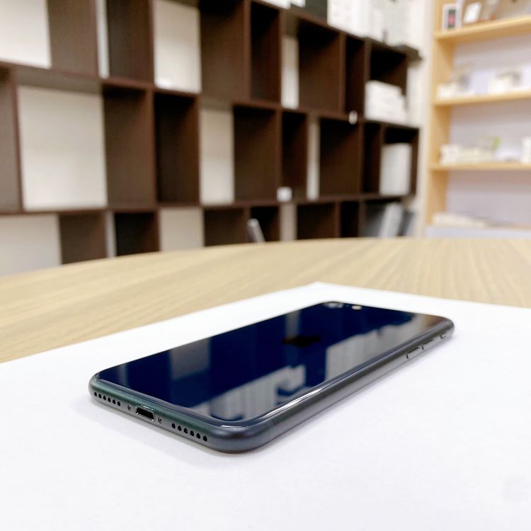iPhone SE ��3���� 64GB �ߥåɥʥ��� �Хåƥ꡼ 90% ������ SIM�ե꡼