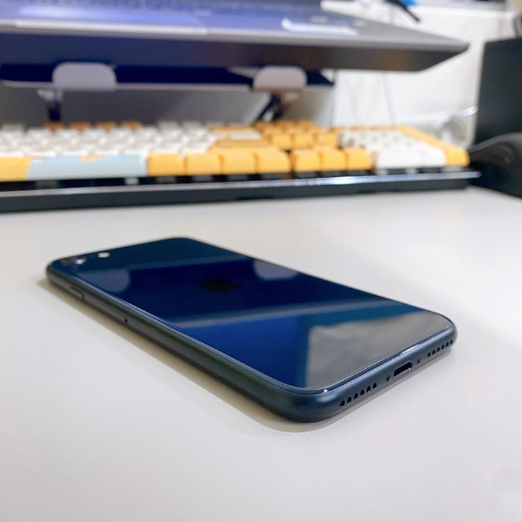 iPhone SE ��3���� 64GB �ߥåɥʥ��� �Хåƥ꡼ 99% ������ SIM�ե꡼