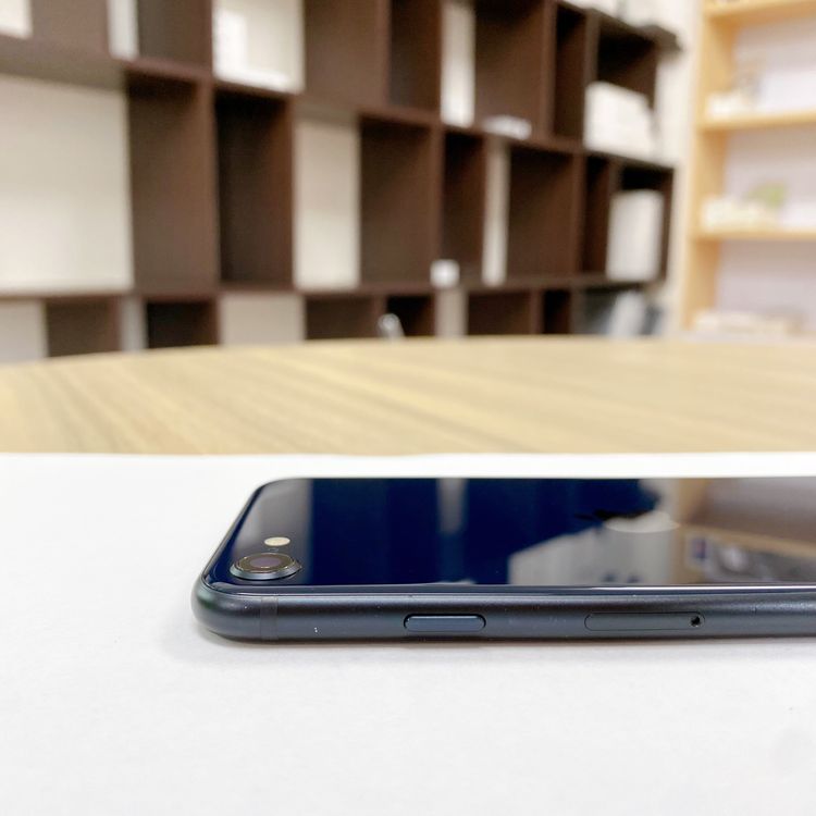 iPhone SE ��3���� 128GB �ߥåɥʥ��� �Хåƥ꡼ 76% ������ SIM�ե꡼