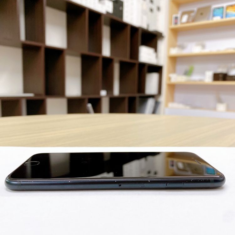 iPhone SE ��3���� 64GB �ߥåɥʥ��� �Хåƥ꡼ 92% ������ SIM�ե꡼