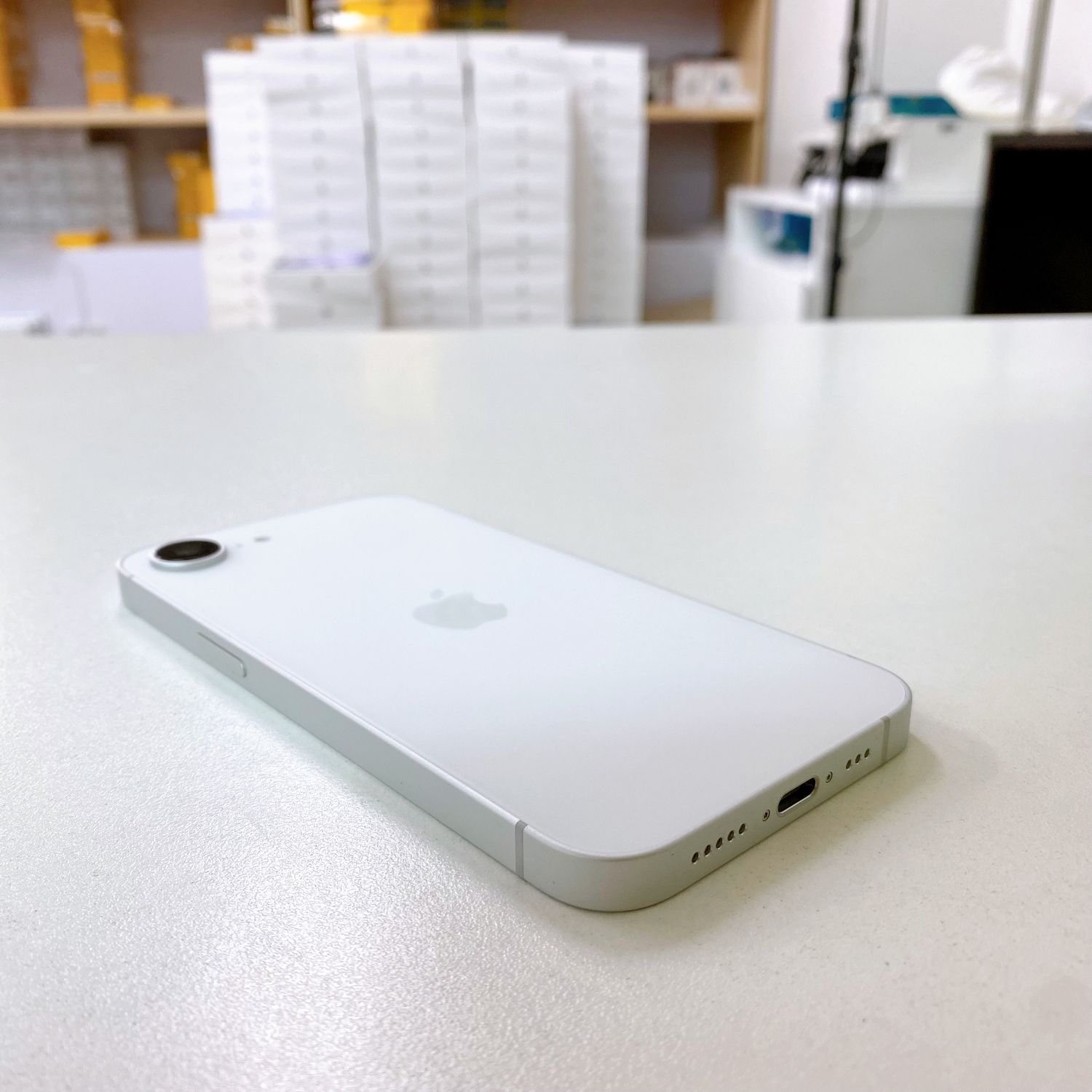 ムスビー｜【新品未使用】iPhone 17e 256GB ホワイト MHRP4J/A Apple版