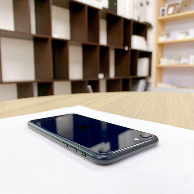 iPhone SE ��3���� 64GB �ߥåɥʥ��� �Хåƥ꡼ 94% ������ SIM�ե꡼