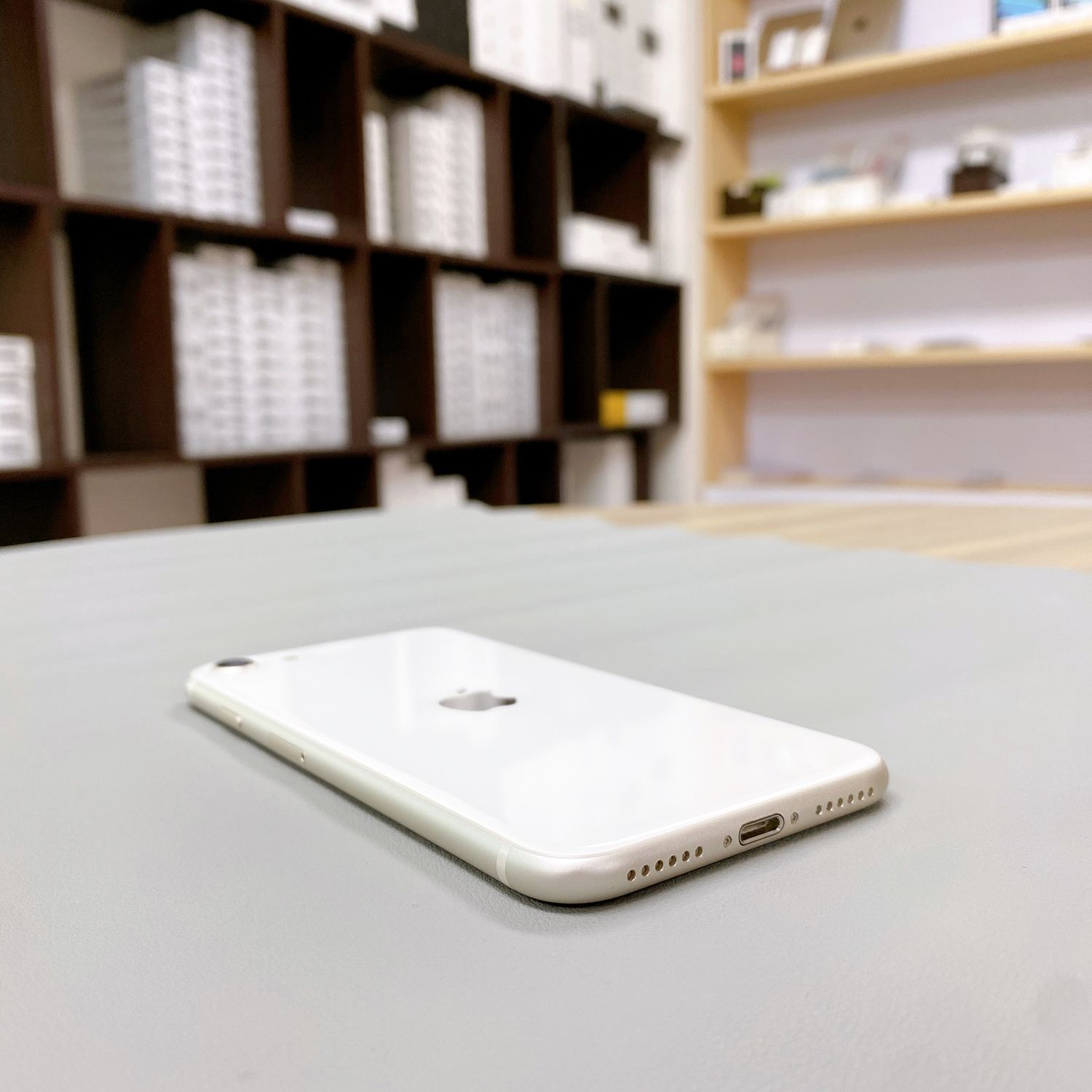 ムスビー｜iPhone SE 第3世代 64GB スターライト バッテリー 91% 国内