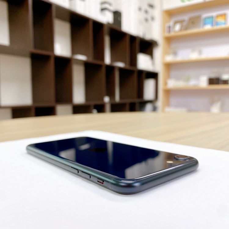 iPhone SE ��3���� 64GB �ߥåɥʥ��� �Хåƥ꡼ 98% ������ SIM�ե꡼