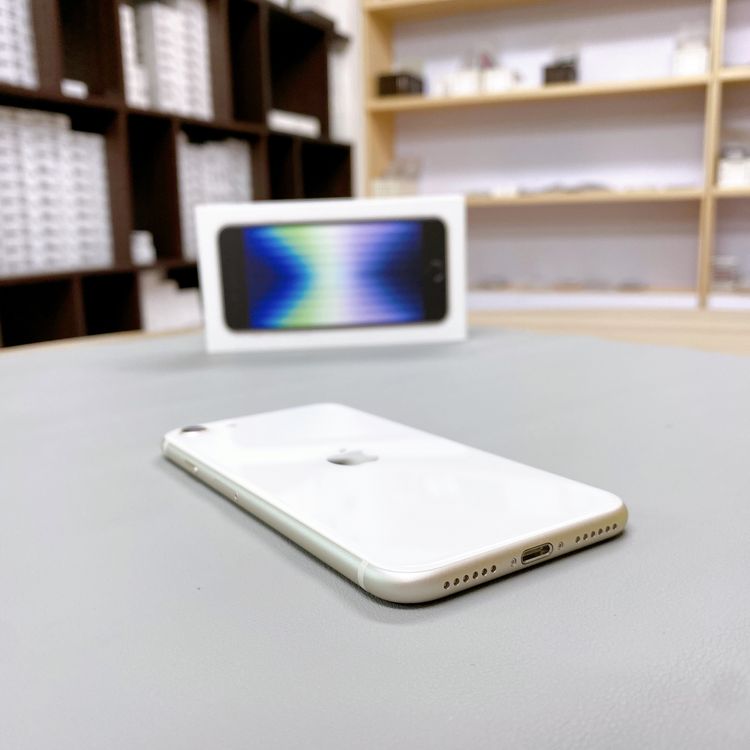 iPhone SE ��3���� 64GB �������饤�� �Хåƥ꡼ 100% ������ SIM�ե꡼