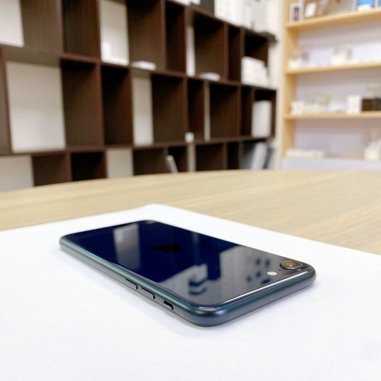 iPhone SE ��3���� 64GB �ߥåɥʥ��� �Хåƥ꡼ 93% ������ SIM�ե꡼