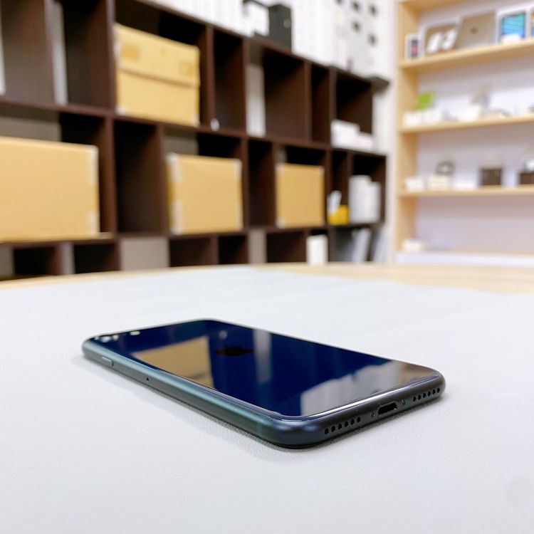 iPhone SE ��3���� 64GB �ߥåɥʥ��� �Хåƥ꡼ 99% ������ SIM�ե꡼