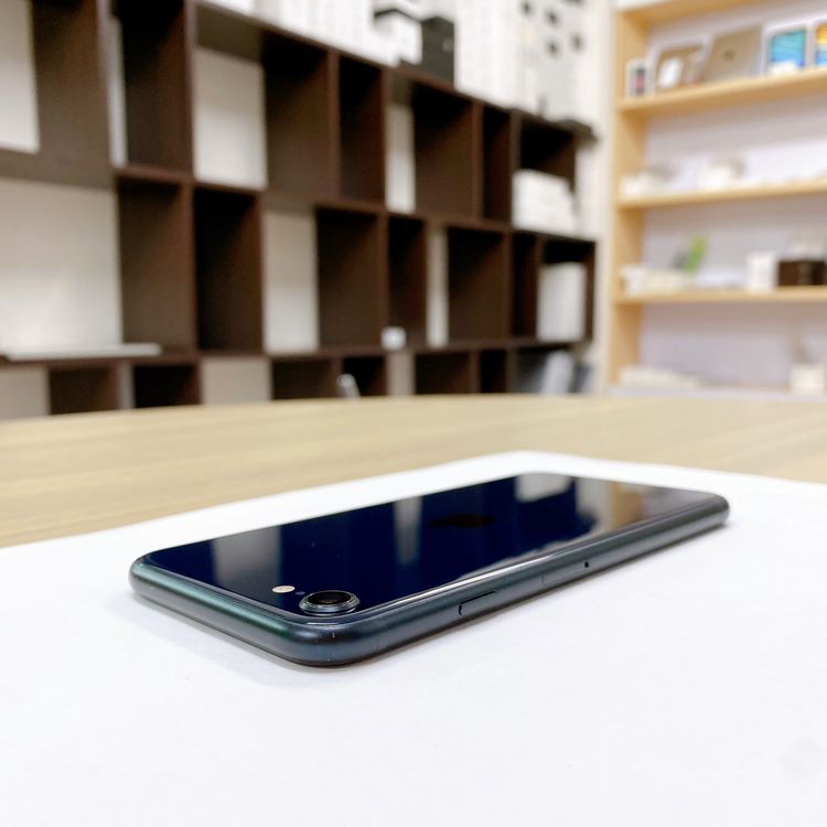 iPhone SE ��3���� 64GB �ߥåɥʥ��� �Хåƥ꡼ 88% ������ SIM�ե꡼