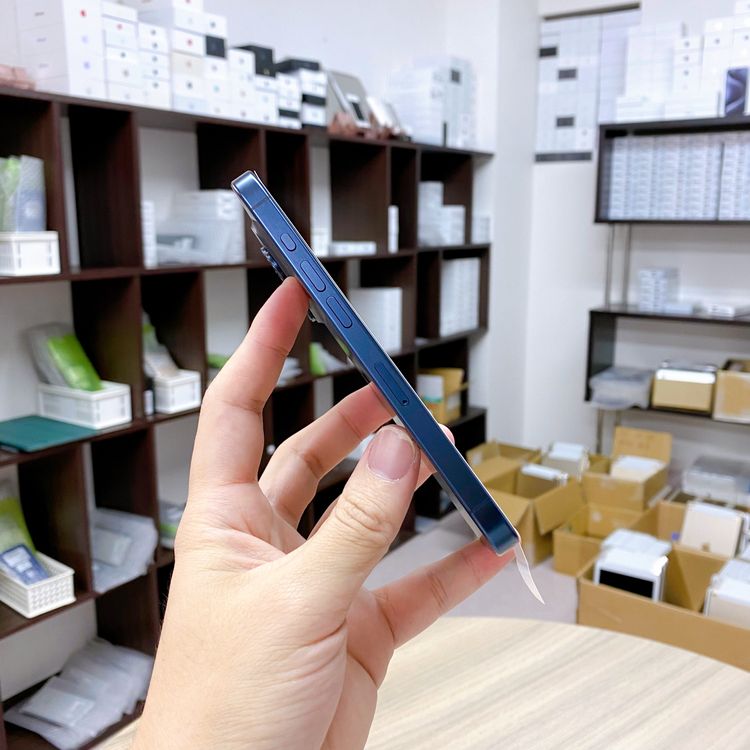 ��̤�����ʡ�iPhone 15 Pro 256GB �֥롼 ������ SIM�ե꡼