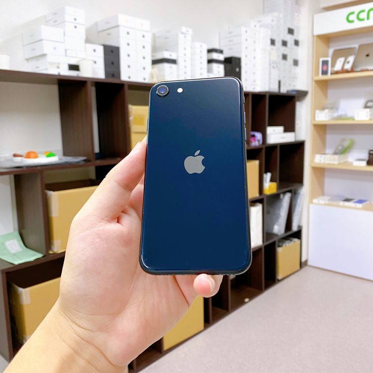 iPhone SE ��3���� 64GB �ߥåɥʥ��� �Хåƥ꡼ 88% ������ SIM�ե꡼