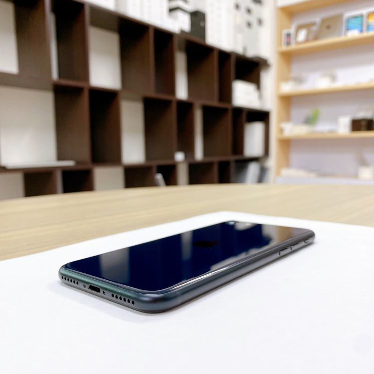 iPhone SE ��3���� 64GB �ߥåɥʥ��� �Хåƥ꡼ 93% ������ SIM�ե꡼