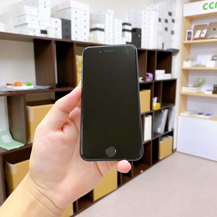iPhone SE ��3���� 64GB �ߥåɥʥ��� �Хåƥ꡼ 86% ������ SIM�ե꡼