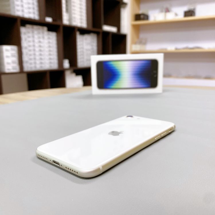 iPhone SE ��3���� 64GB �������饤�� �Хåƥ꡼ 100% ������ SIM�ե꡼