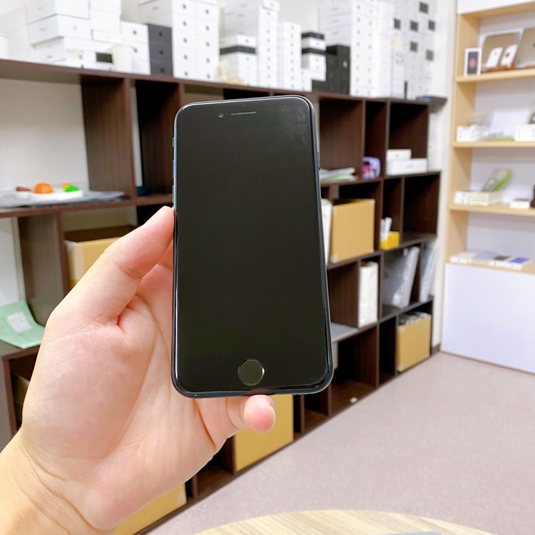 iPhone SE ��3���� 64GB �ߥåɥʥ��� �Хåƥ꡼ 86% ������ SIM�ե꡼