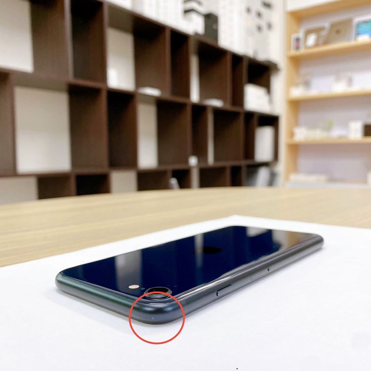 iPhone SE ��3���� 64GB �ߥåɥʥ��� �Хåƥ꡼ 96% ������ SIM�ե꡼