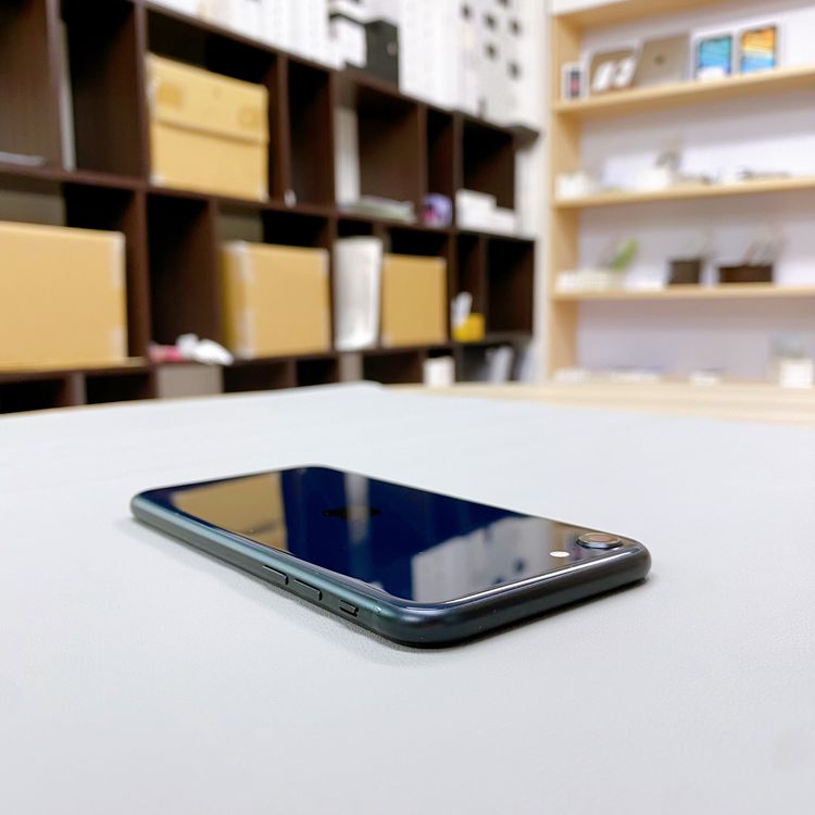 iPhone SE ��3���� 64GB �ߥåɥʥ��� �Хåƥ꡼ 88% ������ SIM�ե꡼