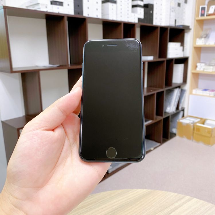 iPhone SE ��3���� 64GB �ߥåɥʥ��� �Хåƥ꡼ 98% ������ SIM�ե꡼