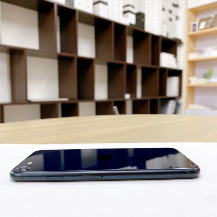 iPhone SE ��3���� 64GB �ߥåɥʥ��� �Хåƥ꡼ 80% ������ SIM�ե꡼