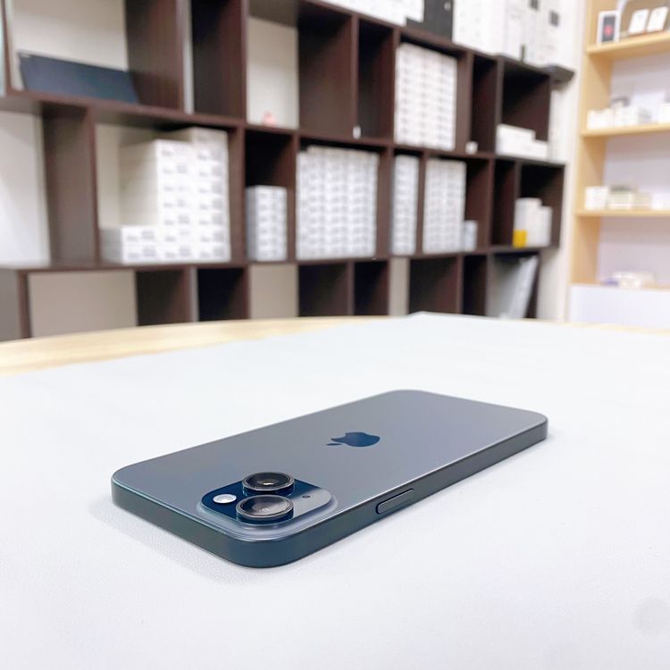 iPhone 15 Plus 128GB �֥�å� �Хåƥ꡼ 95% ������ SIM�ե꡼