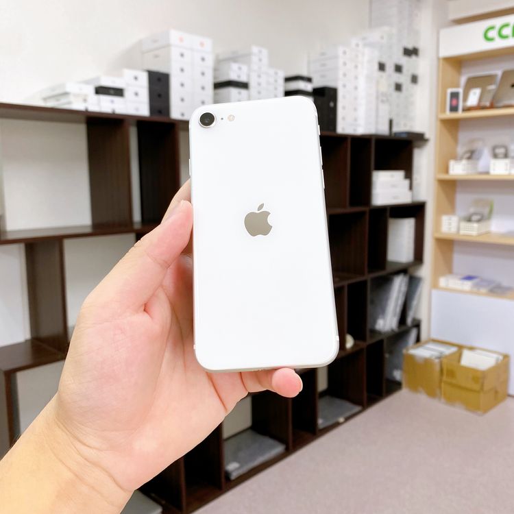 iPhone SE ��2���� 64GB �ۥ磻�� �Хåƥ꡼ 86% ������ SIM�ե꡼