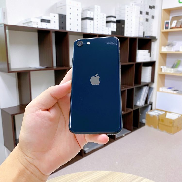 iPhone SE ��3���� 64GB �ߥåɥʥ��� �Хåƥ꡼ 100% ������ SIM�ե꡼