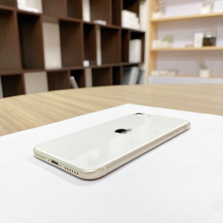 iPhone SE ��3���� 64GB �������饤�� �Хåƥ꡼ 100% ������ SIM�ե꡼