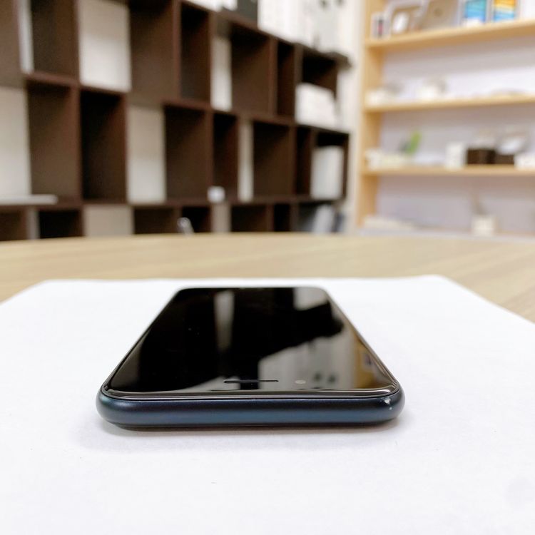 iPhone SE ��3���� 64GB �ߥåɥʥ��� �Хåƥ꡼ 92% ������ SIM�ե꡼