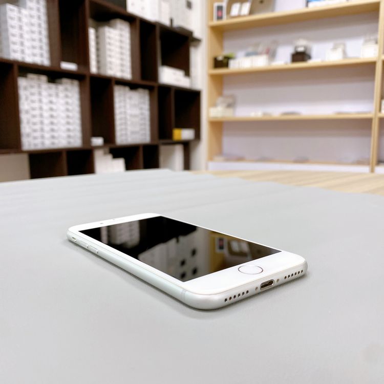 iPhone 8 64GB ����С� �Хåƥ꡼ 82% ������ SIM�ե꡼