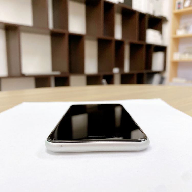 iPhone SE ��2���� 64GB �ۥ磻�� �Хåƥ꡼ 86% ������ SIM�ե꡼