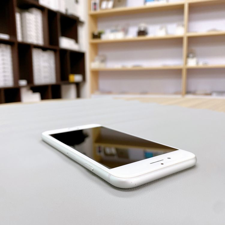 iPhone 8 64GB ����С� �Хåƥ꡼ 100% ������ SIM�ե꡼